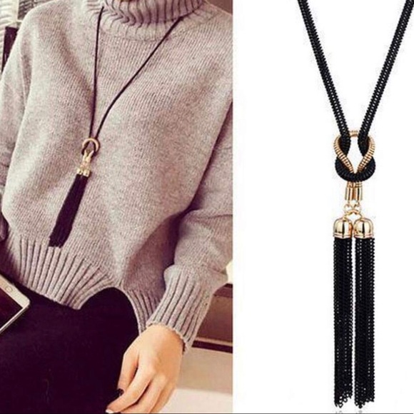 Jewelry - Tassel black & Gold pendant necklace stunning.